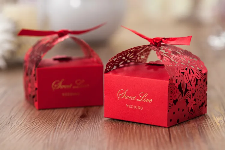 Bröllopsfavor Holder Presentlådor Laser Cut Red Chocolate Candy Box Big Size Hollow Paper Boxes 2 Storlekar för Select9990368