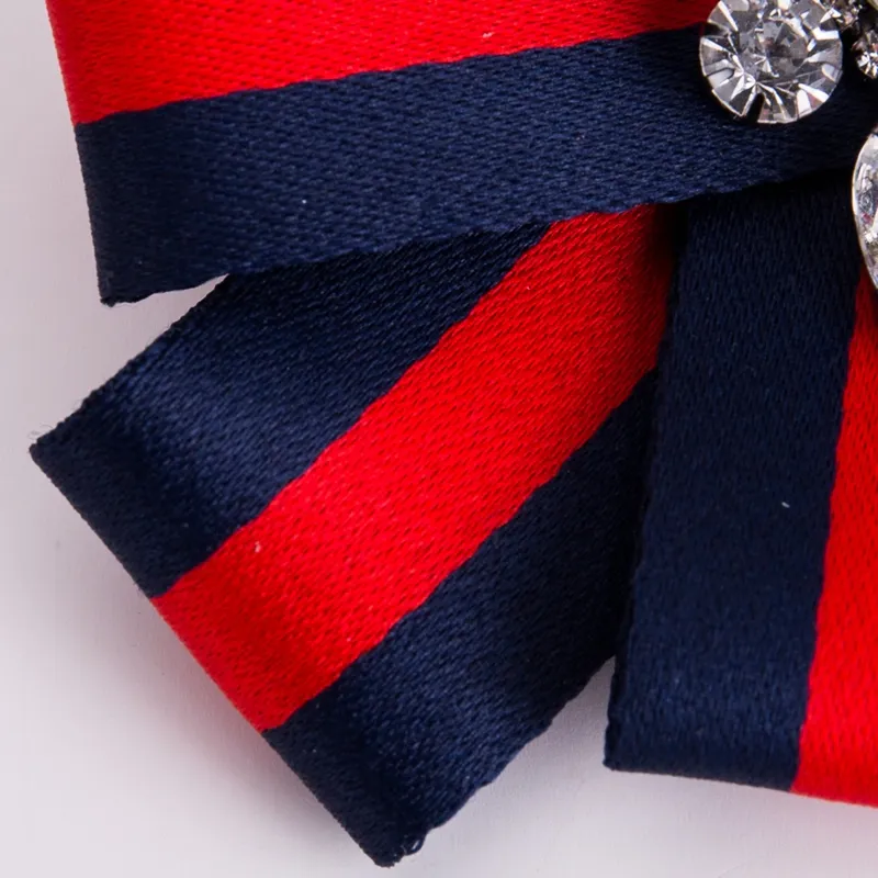 Ny Kvinna Broscher Pin Ribbon Små Bowknot Shield Rhinestones Shirts Corsage Collar Bow Tie Crystal Fashion Smycken Gåvor