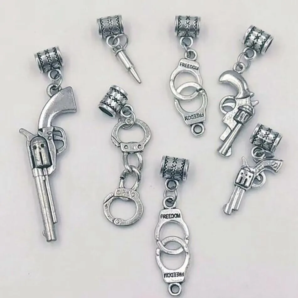 Halsband Hänge 100st / Lot Pistol / Revolver Bullets Handbojor Charms Hängsmycke NecklaceBracelets Smycken Tillbehör Mode Gift Making A34