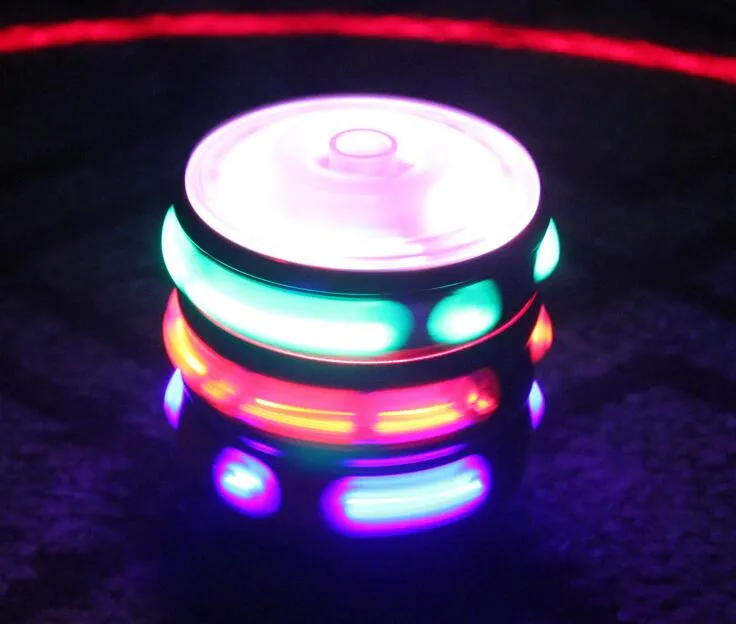 Novità Illuminazione Nuovo Flash Giroscopio Giroscopio Luci colorate Peg-Top Manuale LED Beyblade Musica I più venduti Giocattoli trottole gratuiti bambini