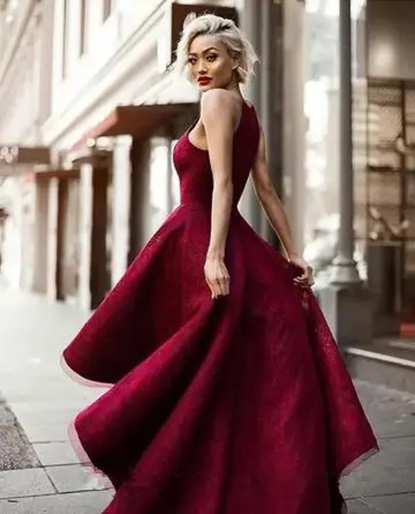 Sexig Burgundy Prom Klänningar 2018 Bollklänning Halter Ärmlös Hög Låg Lace Tulle Ladies Formell Tuxedo