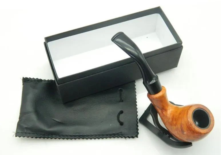 Une cigarette courte en bois avec un poil en bois et une fine pipe courbée.