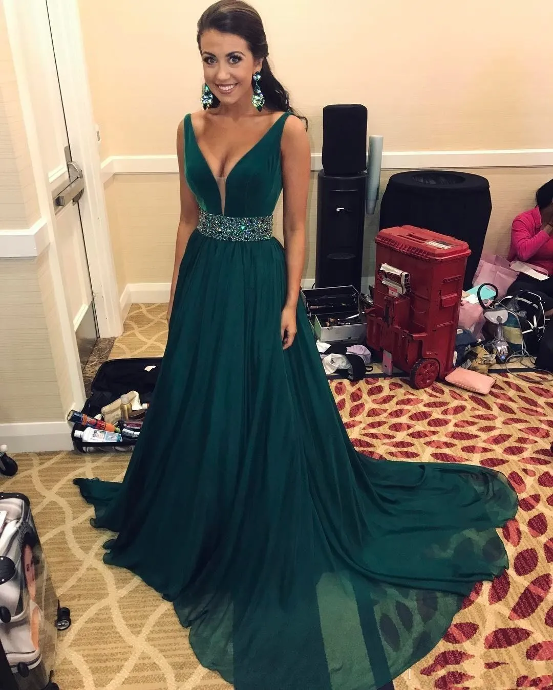 Emerald Green Billiga aftonklänningar 2019 Långt med SASH PEELS SEALKINS En linje Deep V Neck Formal Prom Gowns280e