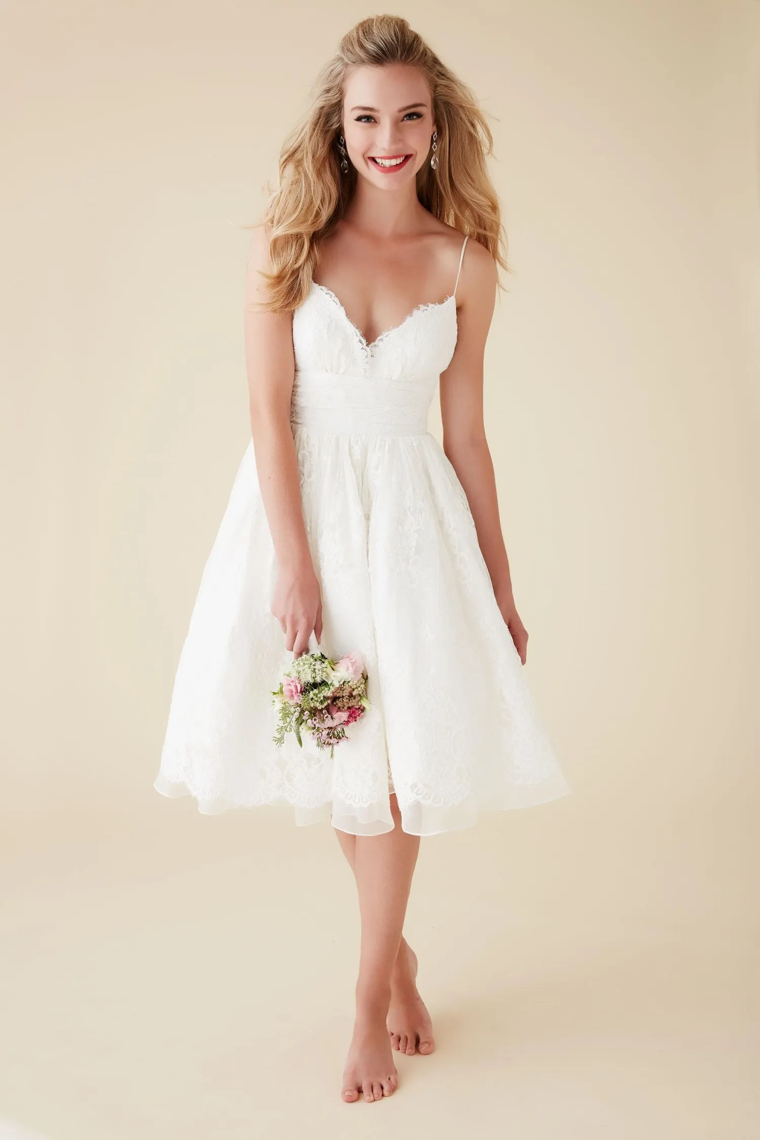 Kochanie urocze krótkie suknie ślubne plażowe V Szyja Spaghetti Paski Kolan Kolan Seksowne sznurki ślubne Backless Organza Lace Bridal Dresse303y