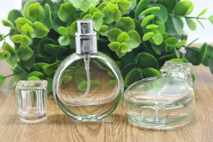 卸売素晴らしいガラスの詰め替えボトル25mlの空の香水ポンプの銀色の噴霧器とクリアキャップ