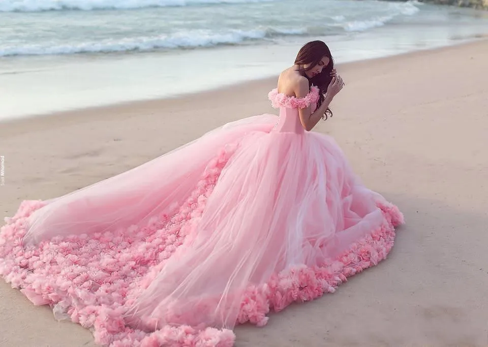 2018 الوردي الكرة بثوب فساتين quinceanera العربية منتفخ قبالة الكتف 3D الزهور كاتدرائية قطار الحلو 16 رخيصة تول حفلة موسيقية مساء العباءات