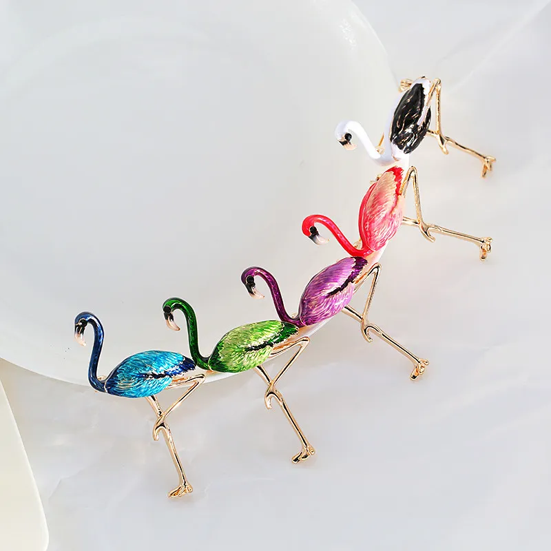 Unisex mode män kvinnor brosch guldpläterad blå / grön / röd / lila svart flamingo kostym lapel pin brosch för fest bröllop nl-703