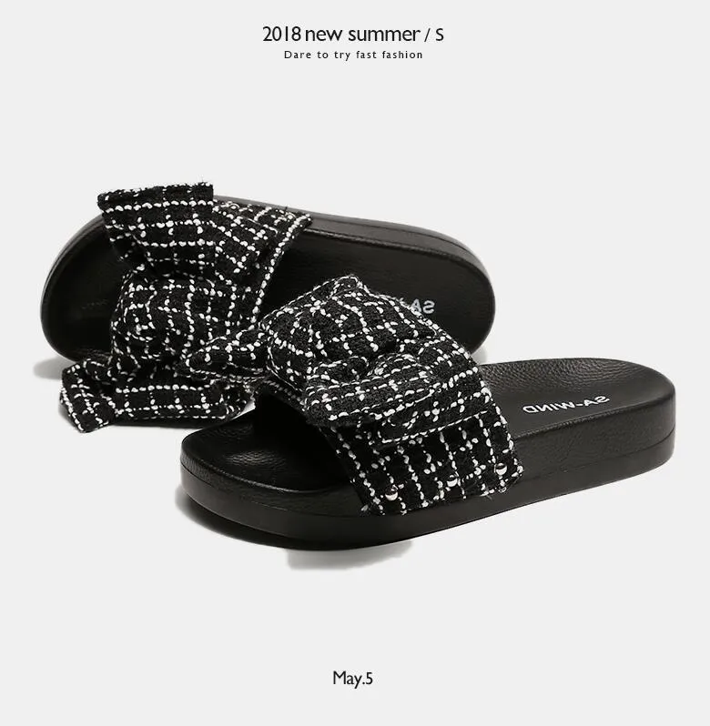 2018 High quality designer slippers clip feet flip style European lines style Shoes luxury Outdoor Beach Slipper Slide Sandals With Shoes