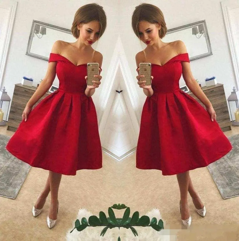 2018 simples vermelho fora do ombro cetim uma linha vestidos de festa curto Ruched comprimento de joelho curto caseiro cocktail vestidos de baile
