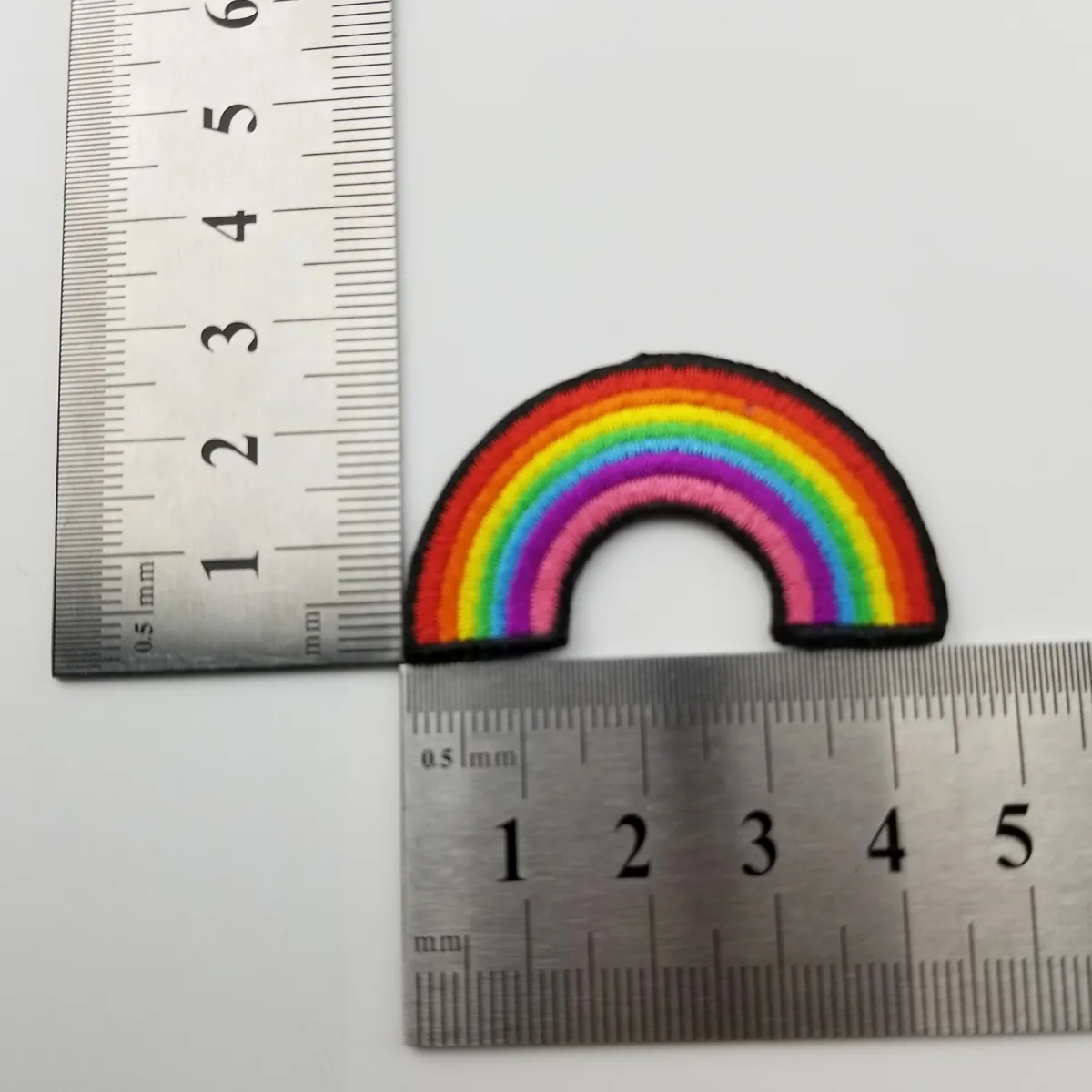 Logo di design personalizzato toppe arcobaleno ricamate di piccole dimensioni cucire ferro sul cappello distintivo 3197