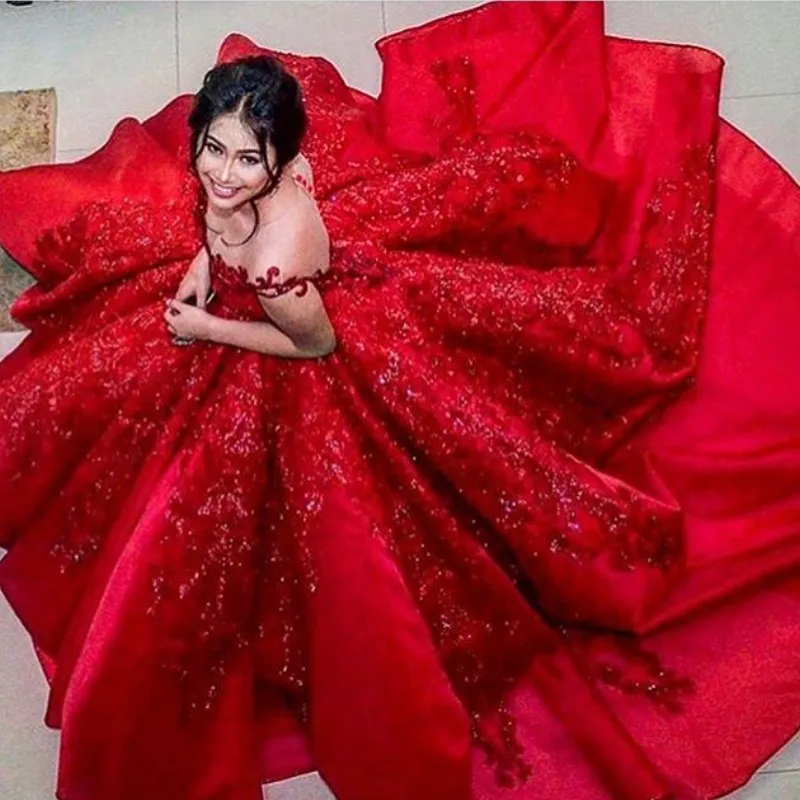 Sparkly Dubai Celebrity Evening Dreses Sheer Jewel Neck Cap Sleeve Perline Pizzo Applique Vestiti da tappeto rosso Splendida soffici abiti da ballo sauditi