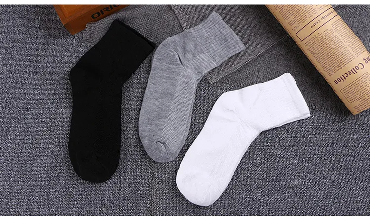 Zwart White Gray Men Athletic Socks Sport Basketball Lange katoensokken Mannelijke lente zomer Running Cool Soild Mesh Socks for All Size gratis