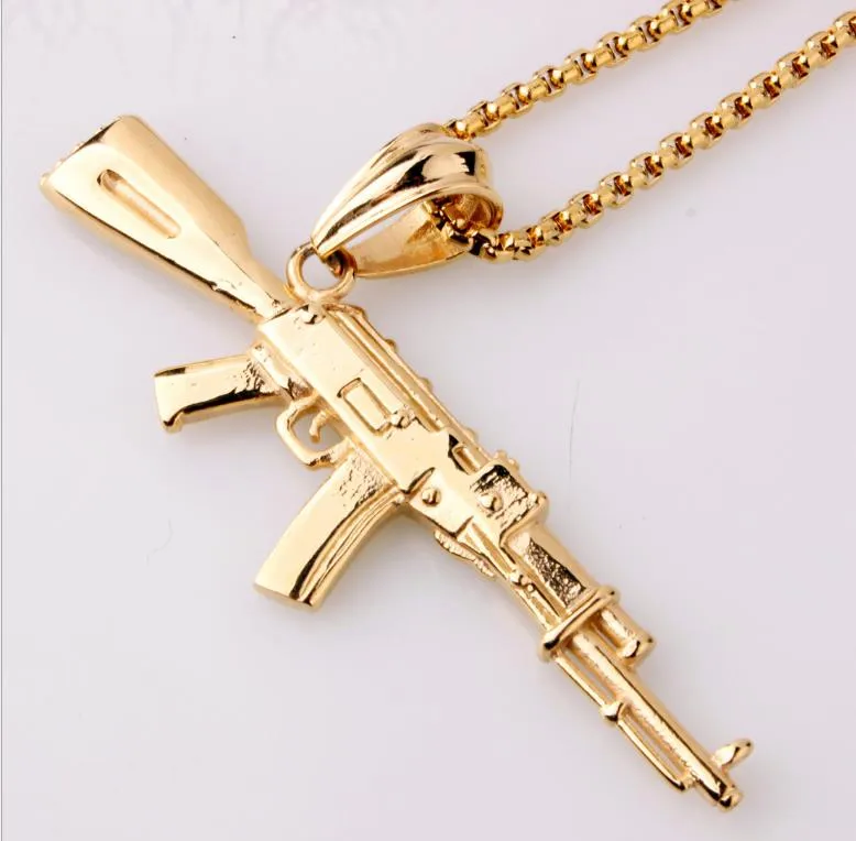 2018 nuova moda cool AK47 collana con ciondolo fucile d'assalto europeo gioielli hip hop acciaio inossidabile oro catena placcata pistola nera per1544518