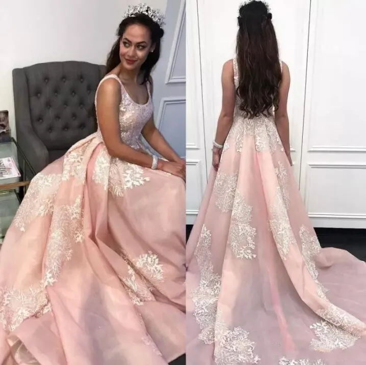 2018 QUINCEANERA A Dresses Line Light Pink Scoop Neck Bez Rękawów White Lace Aplikacja Sweep Pociąg Sweet 16 Organza Party Prom Suknie wieczorowe