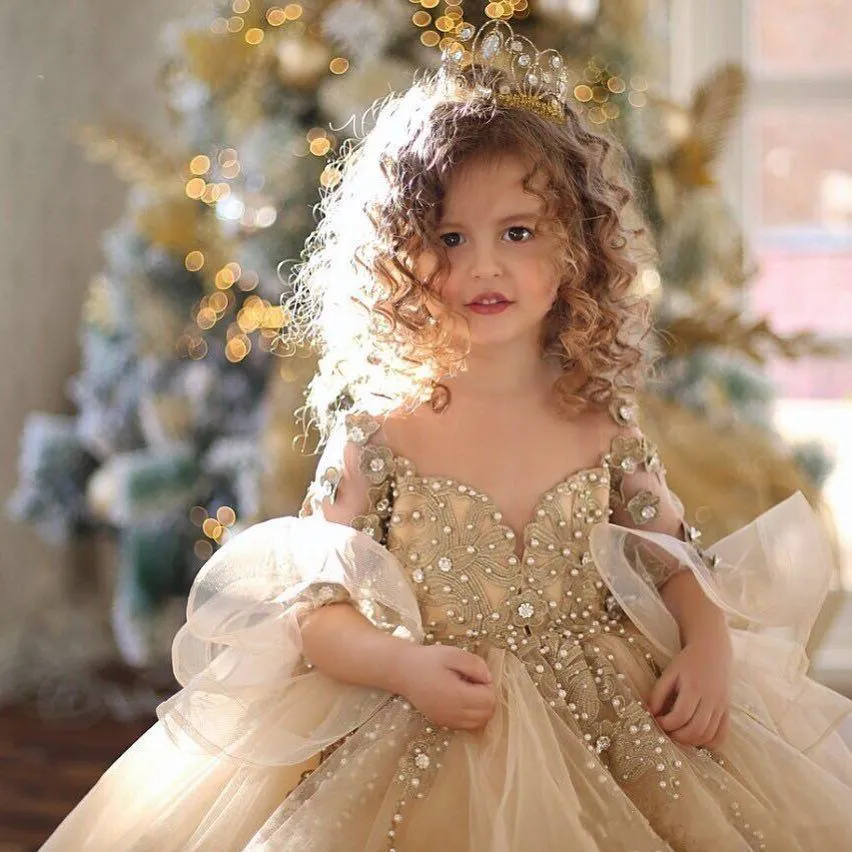 2020 Champagne Ball Ball Flower Girls Vestidos de mangas compridas Pearls Lace Appliques Princesa Puffy Kids Pageant Aniversários