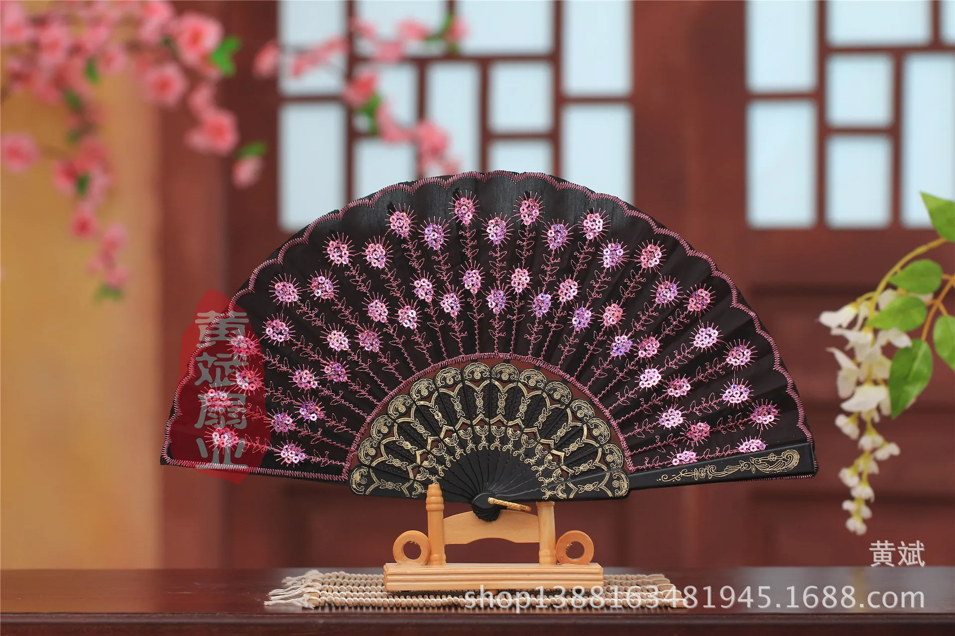 Handmade peacock Embroidery Fabric folding fan silk top grade bridal fans Bridesmaid fans hollow bamboo handle wedding accessories7322133