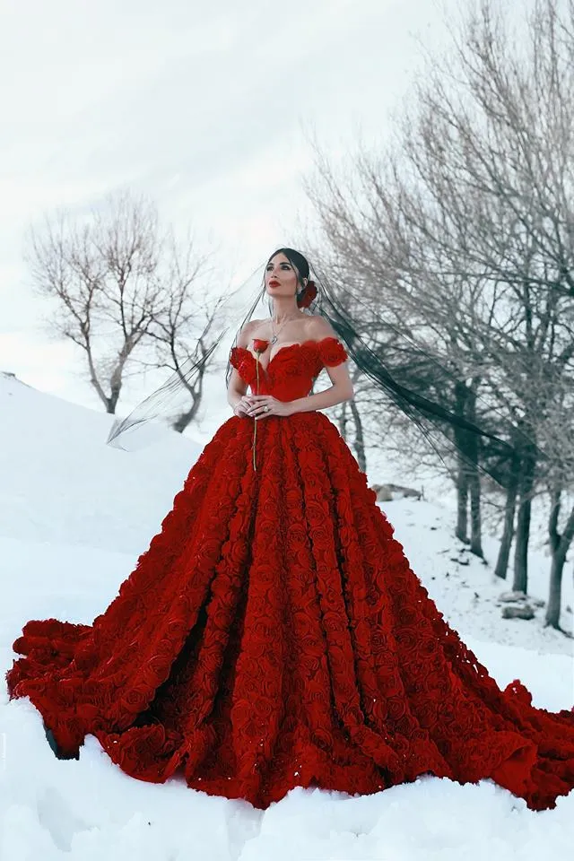 2019 Röda bröllopsklänningar med 3D Rose Flowers Cathedral Train Arabisk Mellanösternkyrka Off Shoulder Backless Wedding Gown sa Mhamad