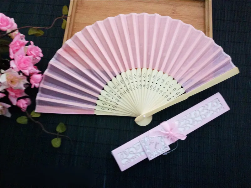 Ventilatori cinesi di seta d'imitazione della mano Ventaglio pieghevole Ventilatori a portata di mano di estate di stile cinese Fan di cerimonia nuziale per i regali dell'ospite di matrimoni della sposa Trasporto libero 50pcs