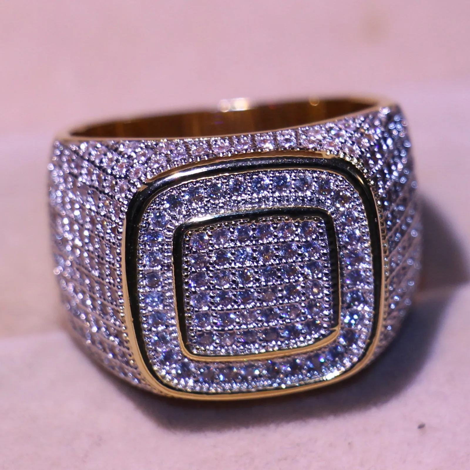 Потрясающий бренд Desgin Роскошные ювелирные изделия Стерлингового серебра 925 пробы с золотым наполнением Pave Полный белый сапфир CZ Diamond Мужчины Обручальное кольцо на палец Кольцо Подарок