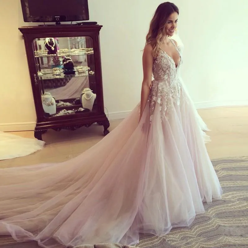 Fashion Blush Pink Dresses Sexy Plunging Neckline Appliques Zipper Backelss Bridal Dress Charming Chapel Train Wedding Gowns