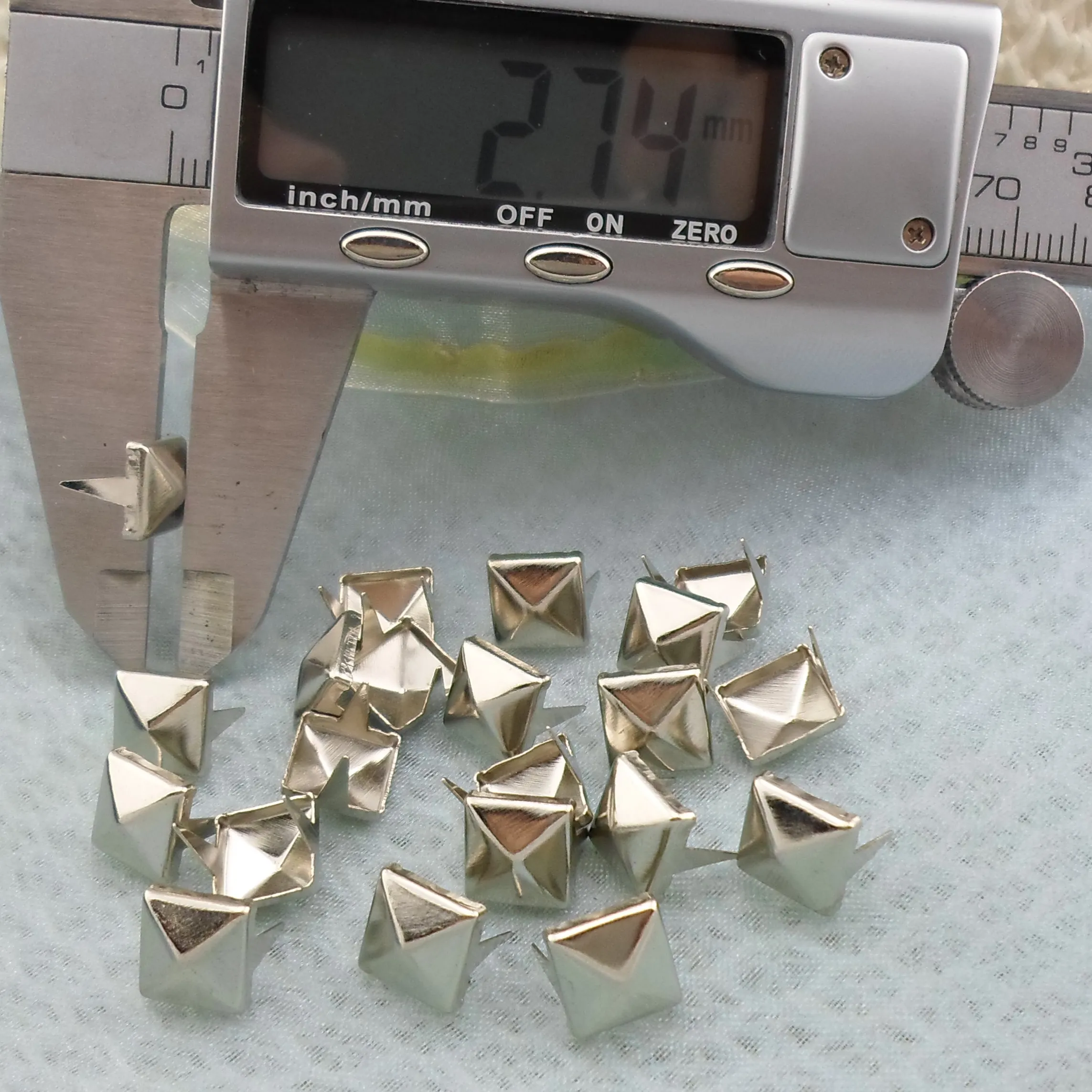 500ピース8 mmゴールド/シルバーピラミッドスタッドスポットパンクロックネイルヘッドDIYスパイクバッグシューズブレスレット