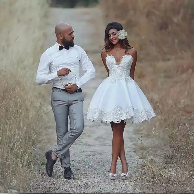 Belle plage robes de mariée courtes chérie décolleté gonflé une ligne satin blanc et tulle mini robes de mariée robe de réception