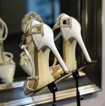 Cristal Bling T-Strap Mulheres Sandálias De Couro De Pele De Cobra Branco Sandálias Gladiador Das Mulheres Sapatos De Salto Alto Bombas Sapatos de Casamento Mulher