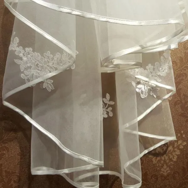 Nova moda branco marfim curto duas camadas 6080cm com pente véus de noiva acessórios de casamento borda frisada cristal lyk2568211474