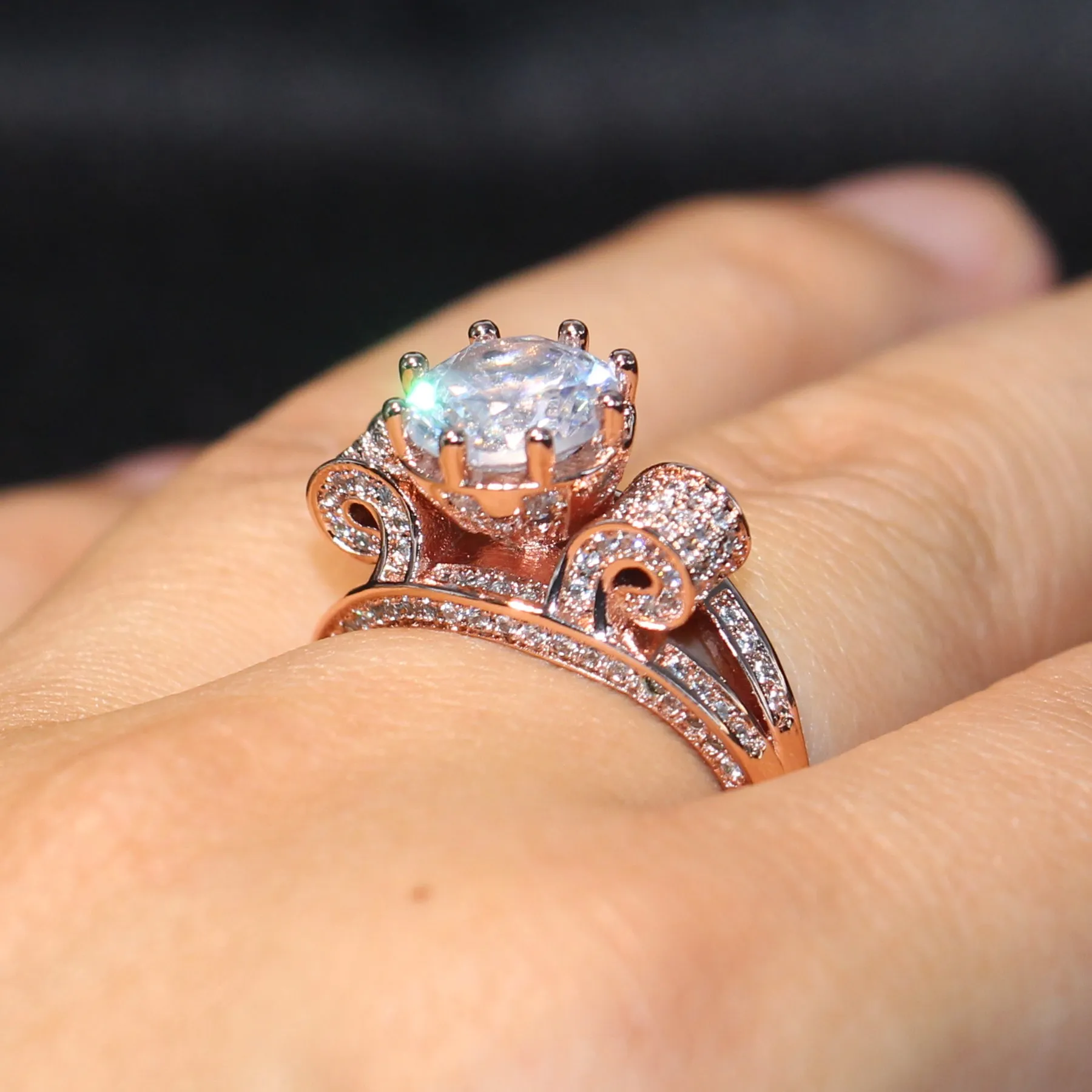 Toptan Ücretsiz El Yapımı Lüks Takı 925 Ayar Gümüş Gül Altın Dolu Yuvarlak Kesim Topaz CZ Birthstone Kadınlar Düğün Taç Band Yüzük Hediye