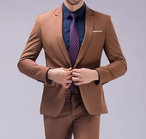 2018 Custom Made Brown Mens Passar för bröllopsfestkläder 2 stycken (jacka + byxa + slips) Slim Groom Tuxedo män kostym Tuxedo män kostym