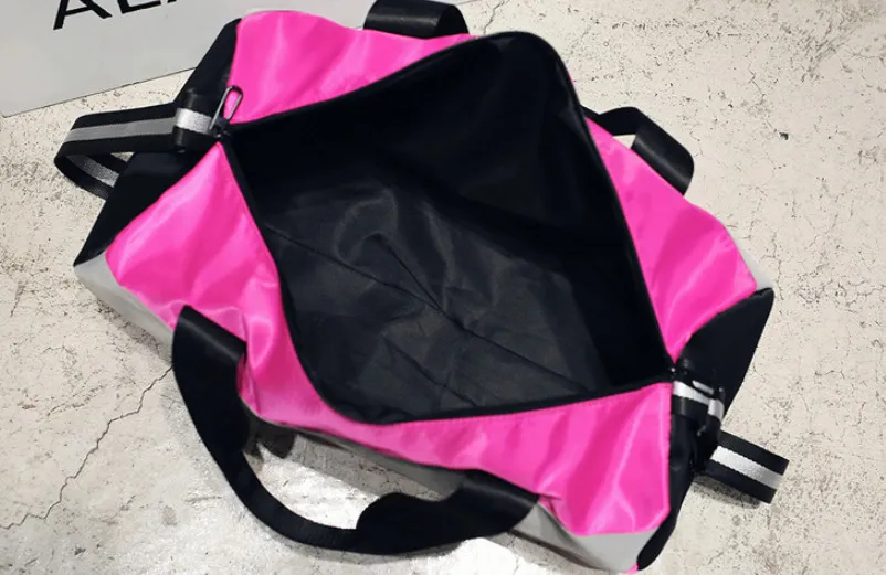 女性のためのスポーツバッグラグジュアリーハンドバッグカラーピンクプリント大容量旅行ダッフルストライプ防水ビーチバグロン肩のための屋外バッグ112