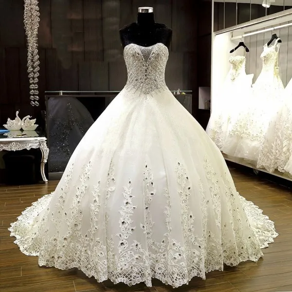 Lyx 2018 Bling Wedding Dress Sweetheart Neck Glänsande Tunga Diamanter Beading Bodice Lace Big Cathedral Tåg Top Quality Bridal Gowns Dubai