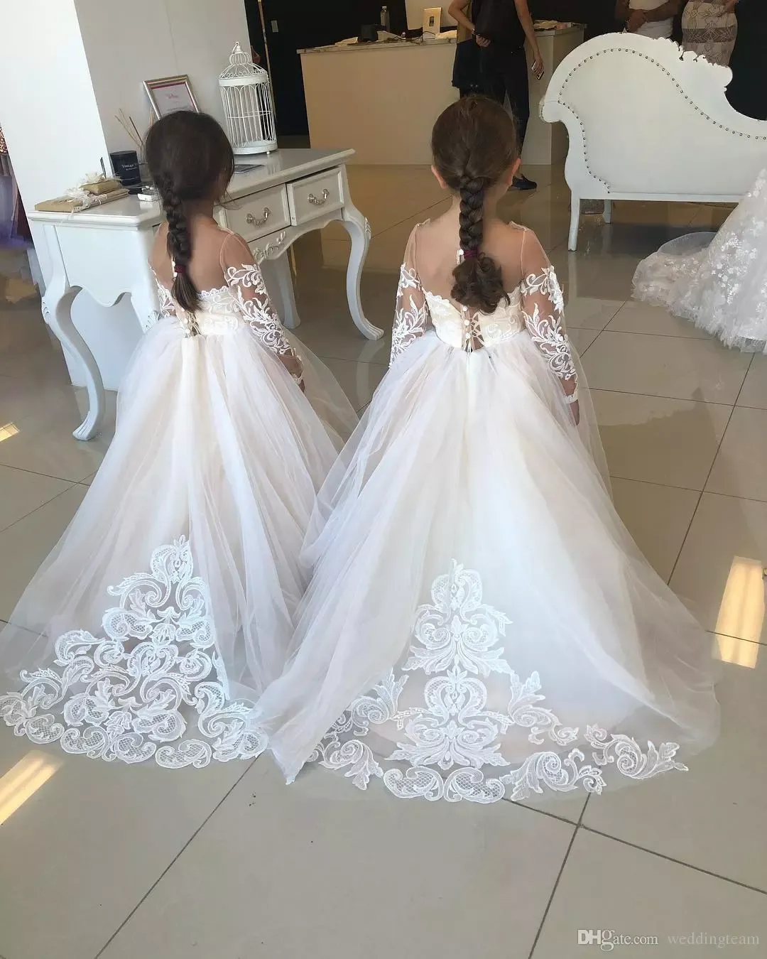 2019 bollklänning spets långärmad blomma flicka klänningar för bröllop appliqued little girls pageant klänningar tulle sheer neck första gemenskapsklänning