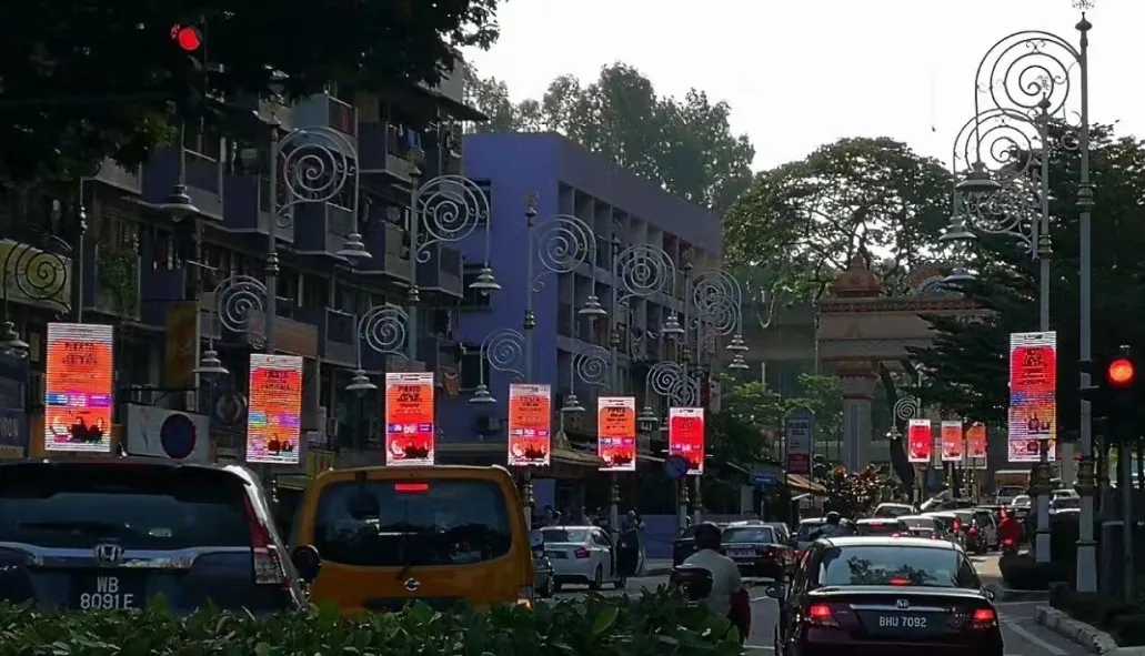 Écran d'affichage à LED de publicité en bordure de route étanche extérieur p5 installé au-dessus de la vidéo de lecture de lampadaire