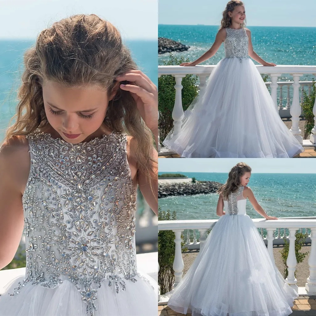 Bling bling flower girls klänningar 2019 kristaller rhinestones sopa tåg vit tulle första gemenskapsklänning för liten flicka juvel halsringning