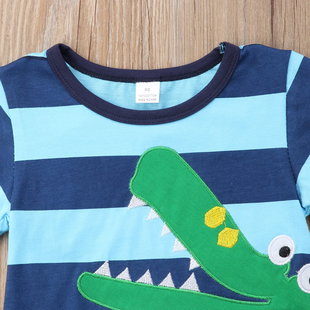 Karikaturdinosaurier-Babyjungen-Sommer kleidet blaues gestreiftes kurzes Hülsen T-Shirt + shorts ein gesetzter beiläufiger Kinderjunge, der Butikenkleinkind kleidet