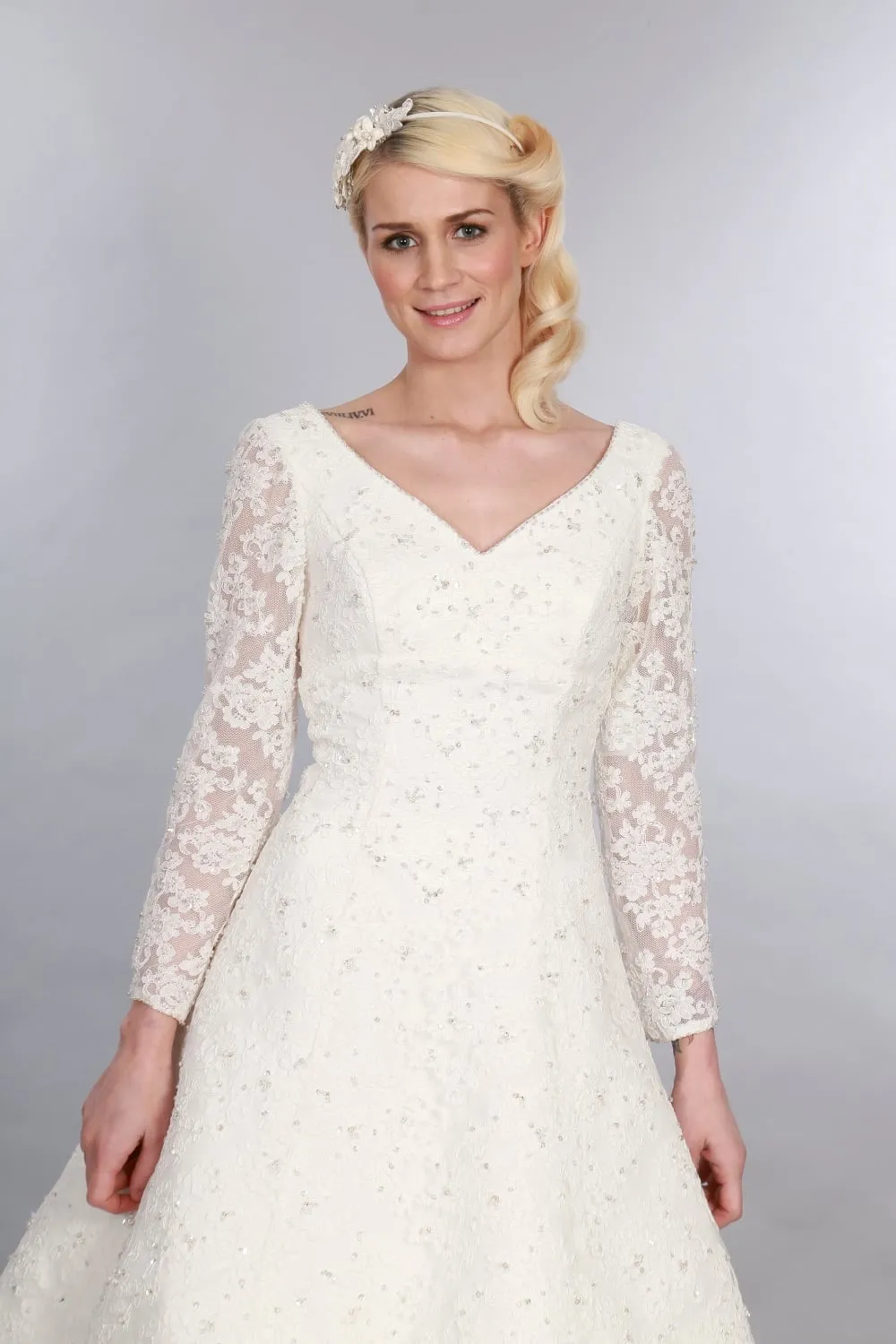 Abito da sposa corto lunghezza del tè con maniche piene lunghe V Neck in rilievo A-Line Lunghezza da tè Abiti da sposa 50s Couture Custom