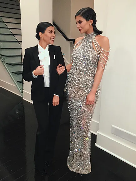 Robe de soirée Yousef aljasmi Kim kardashian Dolman manches licou perles glands gaine Almoda gianninaazar ZuhLair murad Ziadnakad