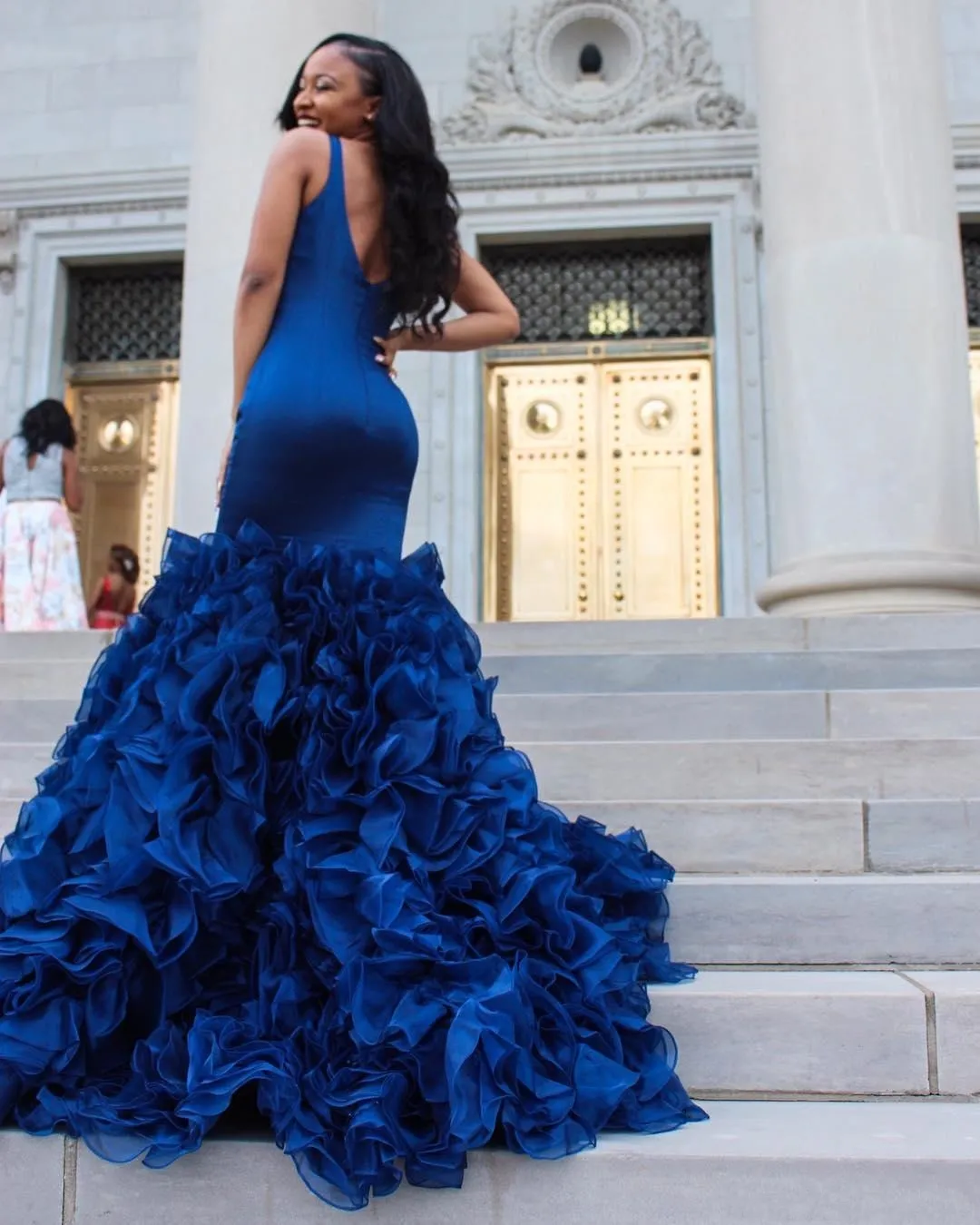 2023 Royal Blue Prom Dresses sjöjungfru aftonklänningar Lång sexig djup V -hals Satin ärmlösa ruffles Organza kjol Formella festklänningar