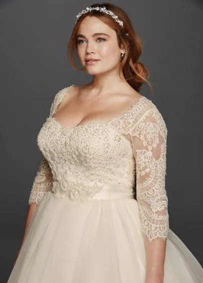 Classic Oleg Cassini Light Champagne Lace Plus Size Wedding Dresses Scoop Neck 3 4 Långa ärmar Täckta knappar Princess Garden BR3284