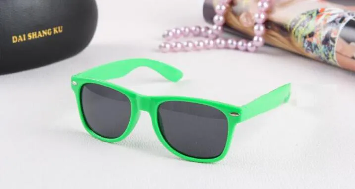 2018 sell Whole classic plastic sunglasses retro vintage square sun glasses for women men adults kids mix colors7211704