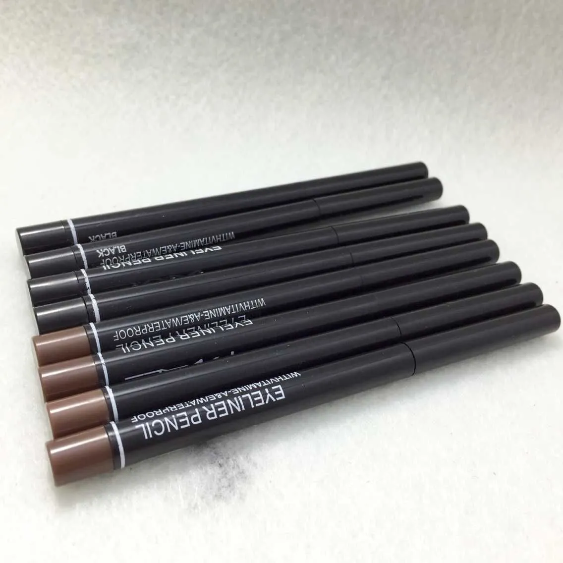 アイライナーのメイクアップ新しいメイクアップアイは、ビタミンAE水プルーフアイライナーPencilBlackBrown3411601で格納式ロータリー格納式