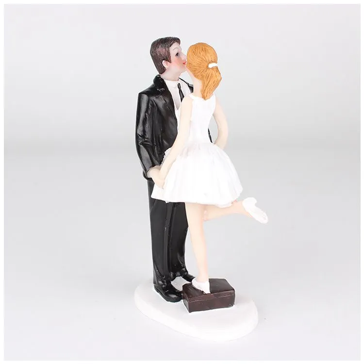 Happy Princess Embrace Bride And Groom Wedding Cake Topper Décoration Couple figurine Artisanat Décorations de gâteau de mariage Centres de table de mariage