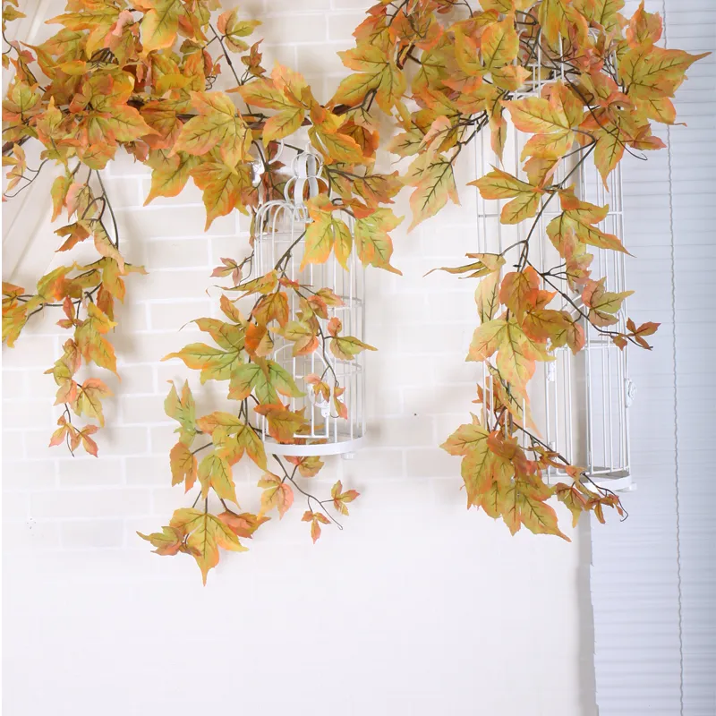 人工絹の葉多色秋の秋の秋の秋の葉の花輪のカエデの葉のつる偽の葉の家の庭の装飾花輪