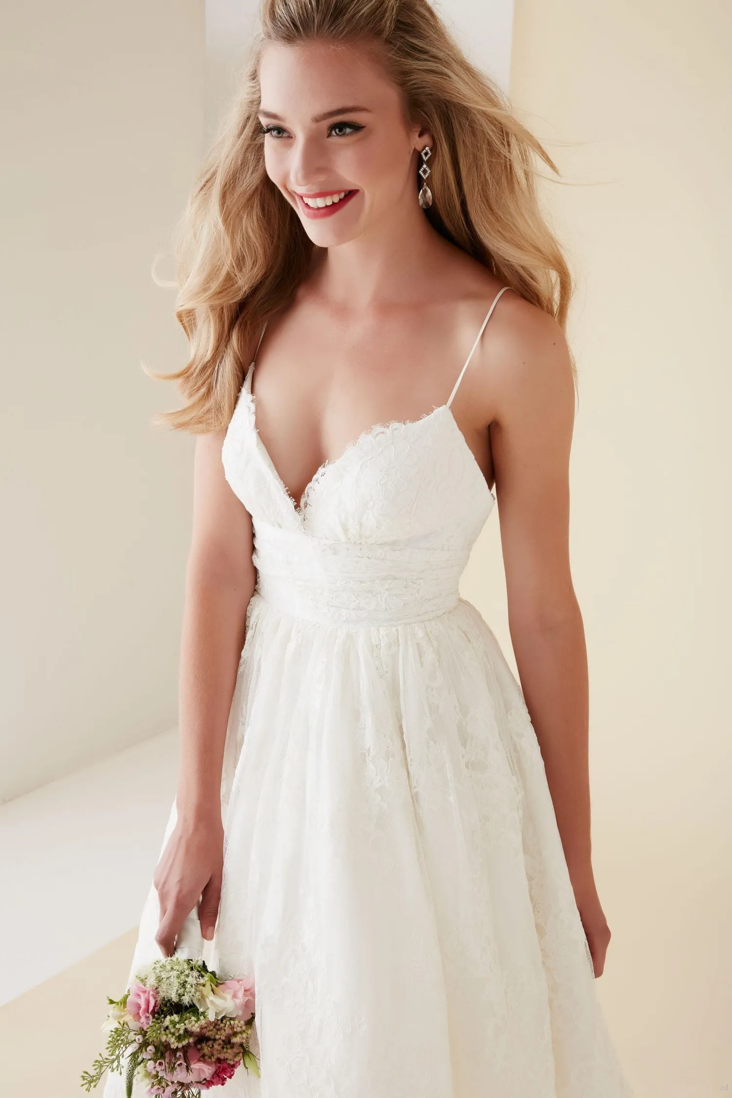 Simple A Line V neck White Tulle Spaghetti Straps Beach Wedding Dresses  with Lace – trendtydresses