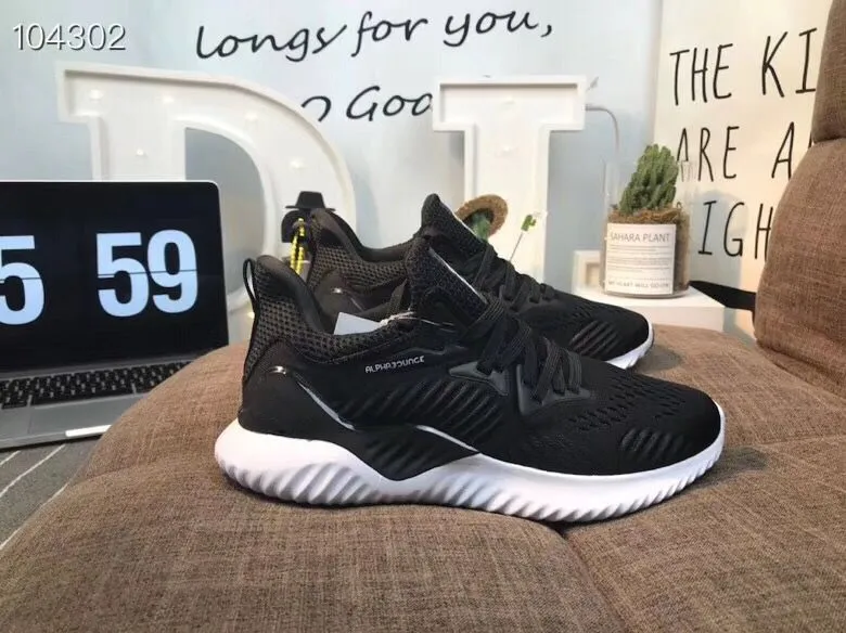 2018 العلامة التجارية المصممة Kolor Alphabounce Beyond 330 أحذية ركض للرجال Alpha Bounce Run Sports Trainer أحذية رياضية أحذية كرة القدم