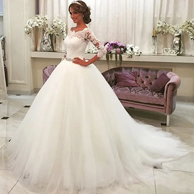 Abiti da sposa in pizzo bianco con applicazioni di sfera Abiti da sposa 2018 Crystal Sash Covered Button Back Abiti da sposa robe de mariee Abiti Birdal