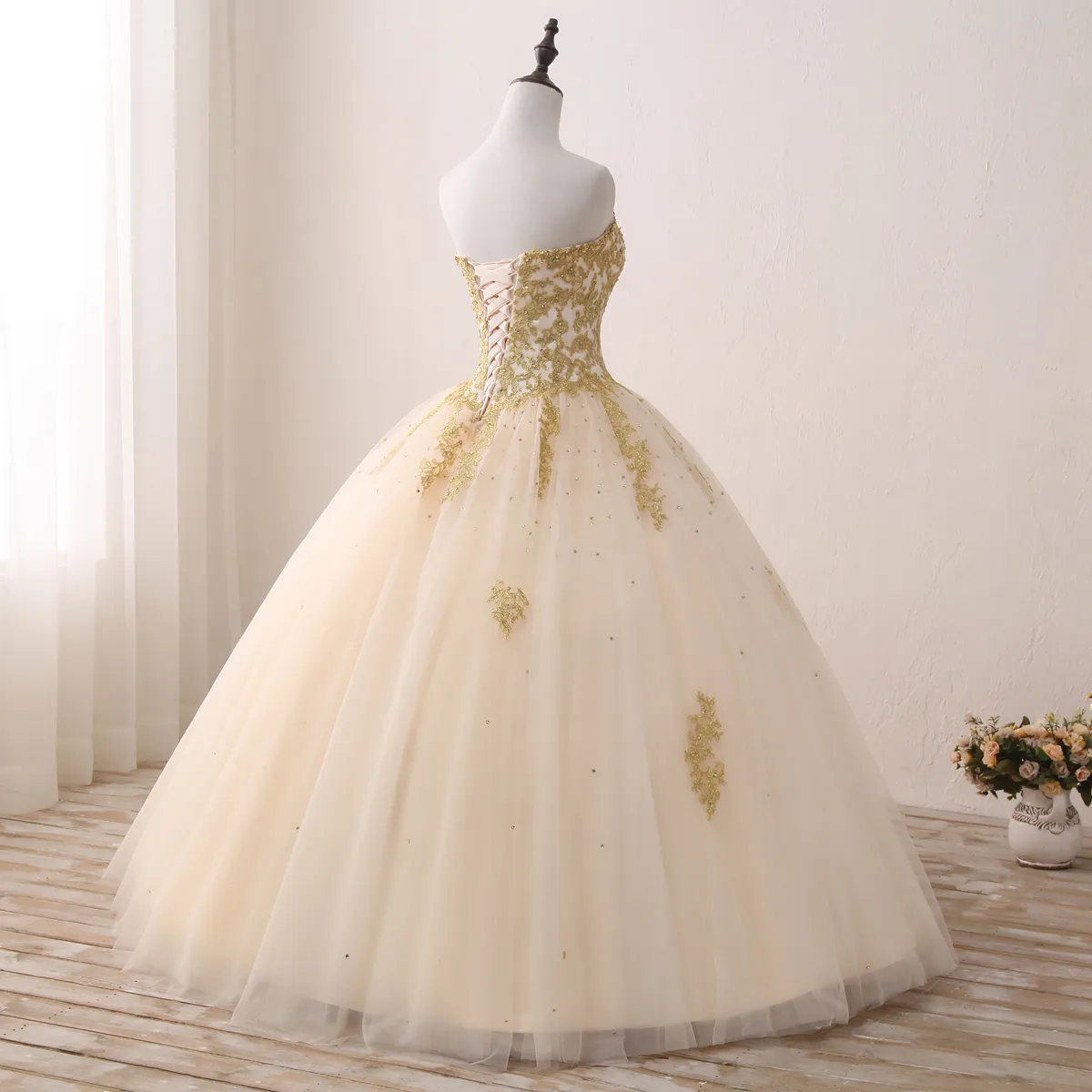 2018 Immagini reali a buon mercato Abito da ballo dorato Abiti Quinceanera Abiti Sweetheart Tulle Lunghezza Sweet 16 Abiti Abito da festa QQ13266780