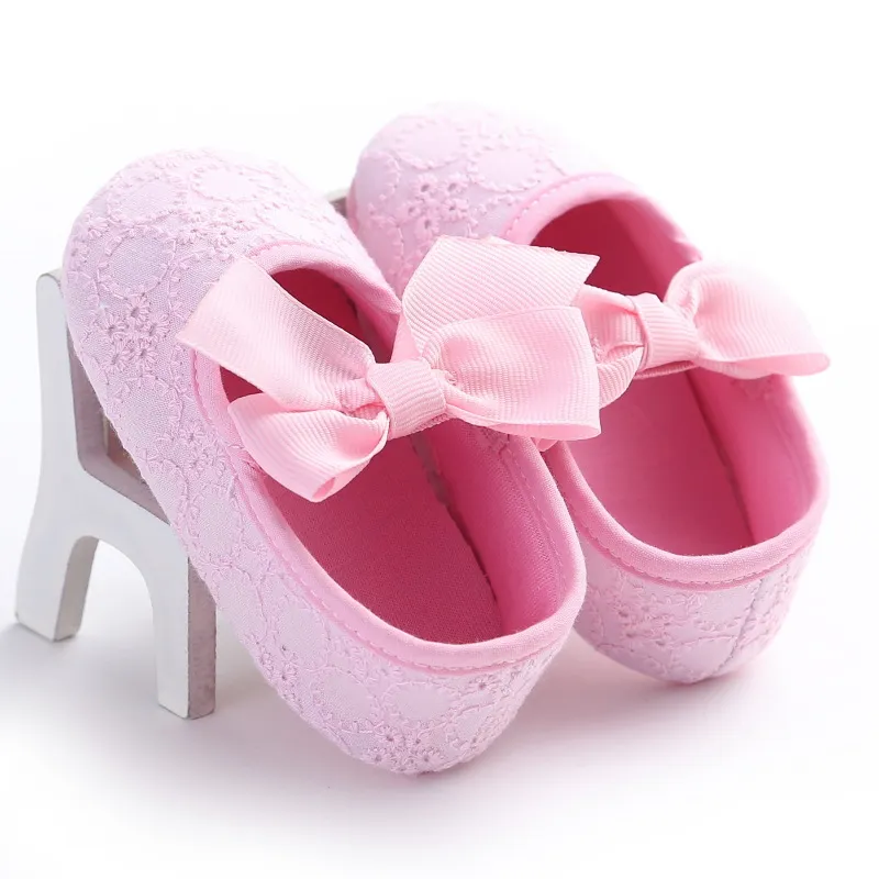 Prix d'usine jolie bébé fille dentelle creuse grand arc antidérapant premier marcheur chaussures princesse fleur élégante enfant en bas âge chaussures 7 couleurs 0-1 ans