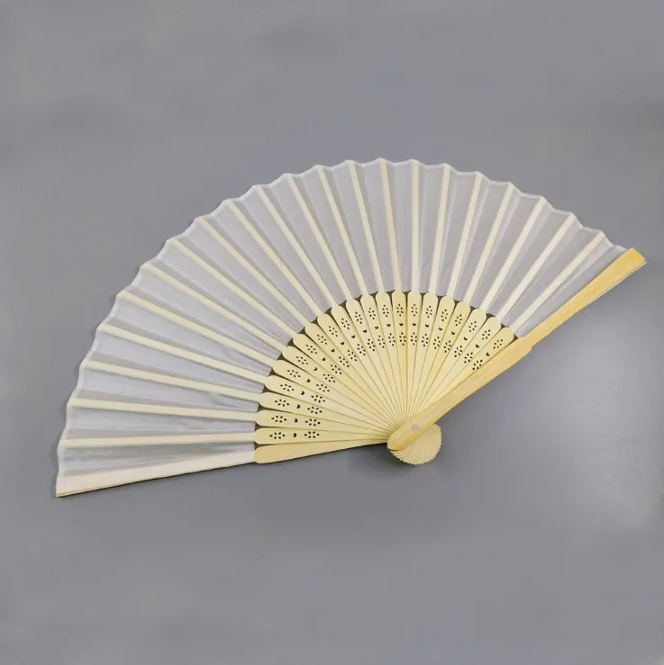 Frete grátis Branco Dobrável Elegante Ventilador de Mão De Seda com favores do Partido do casamento do saco de presente de organza 21 cm